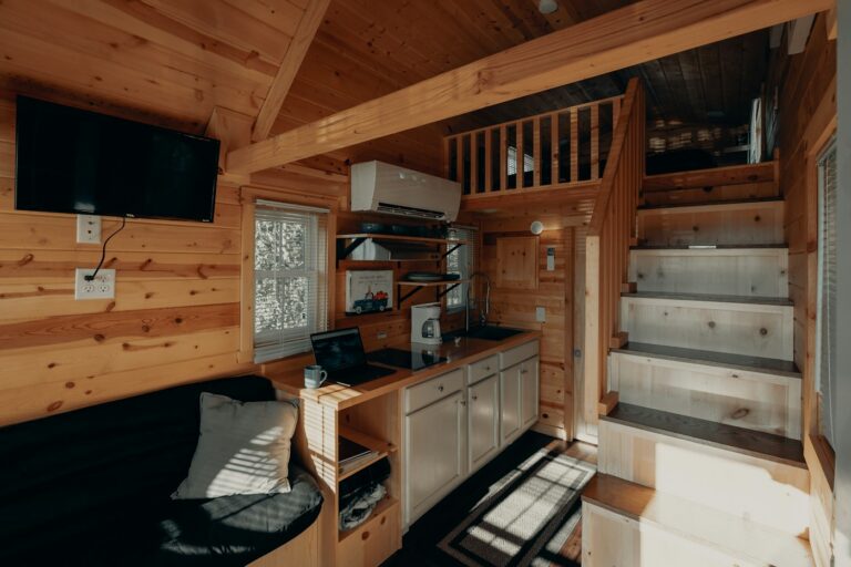 Interior compacto con cocina, escalera y altillo