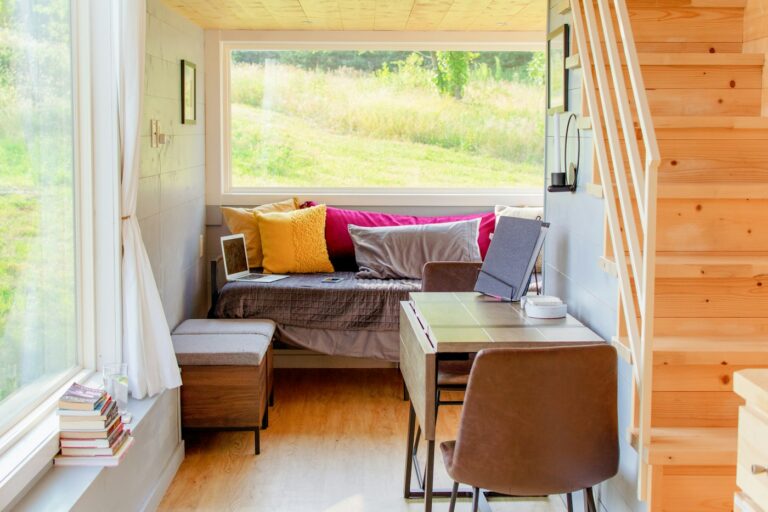 Interior luminoso de una tiny house con espacio de estar y mesa
