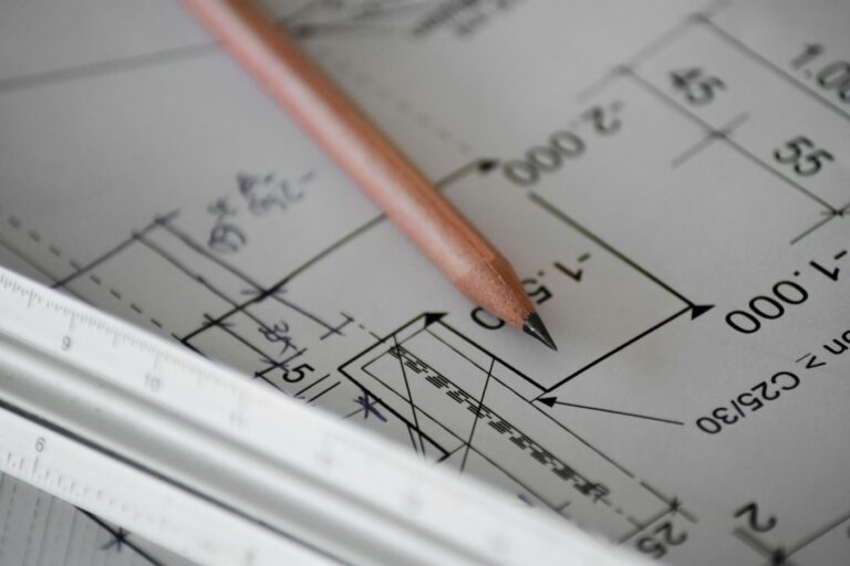 Plano de una vivienda con regla y lápiz