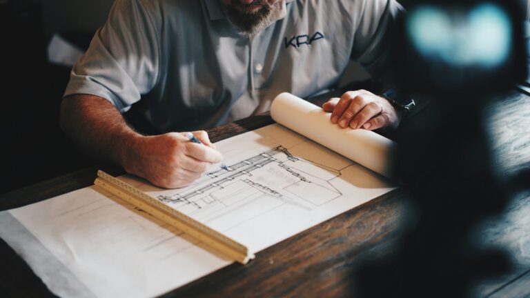 Profesional revisando planos arquitectónicos