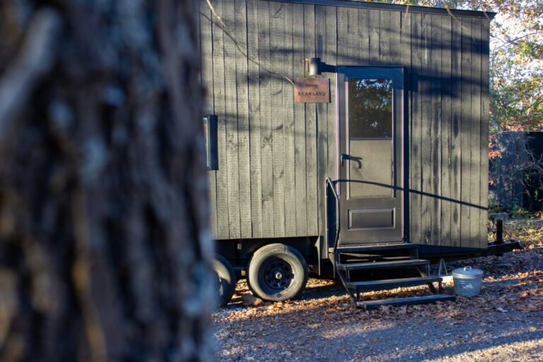 Tiny house sobre remolque con escalones de acceso