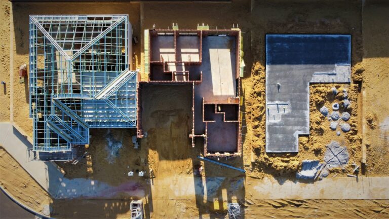 Vista aérea de parcelas residenciales en distintas fases de construcción