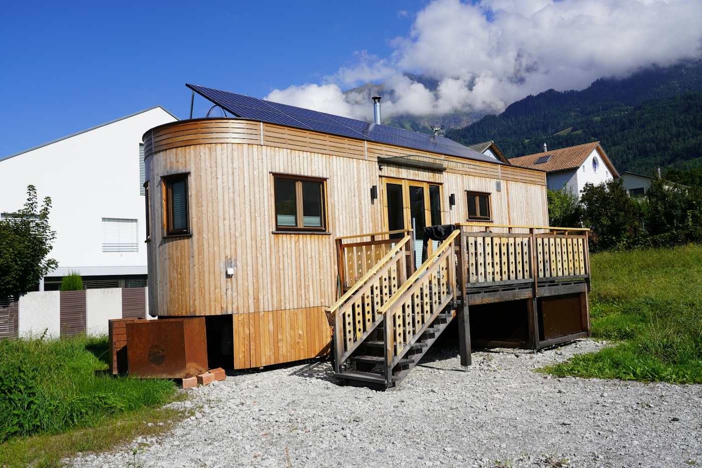 Vivienda pequeña contemporánea con terraza y paneles solares
