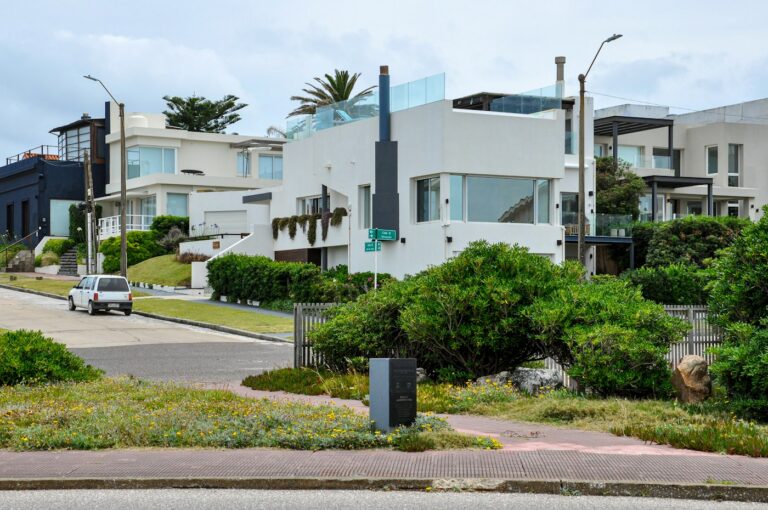 Viviendas contemporáneas integradas en una calle residencial