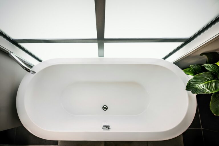 Baño luminoso con ventanas