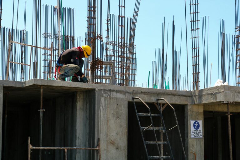 Profesional trabajando en una estructura en construcción