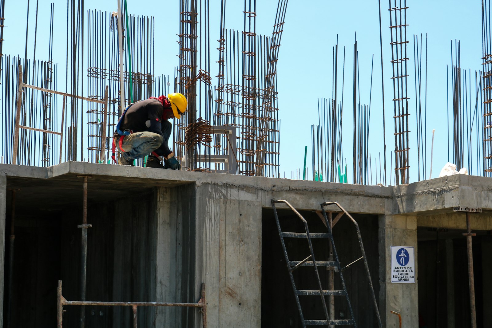 Profesional trabajando en una estructura en construcción