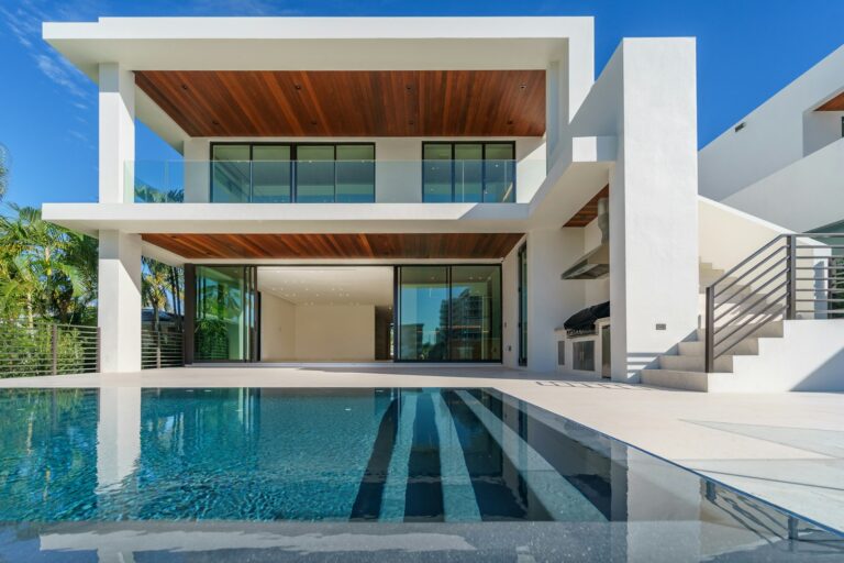 Vivienda contemporánea con jardín y piscina