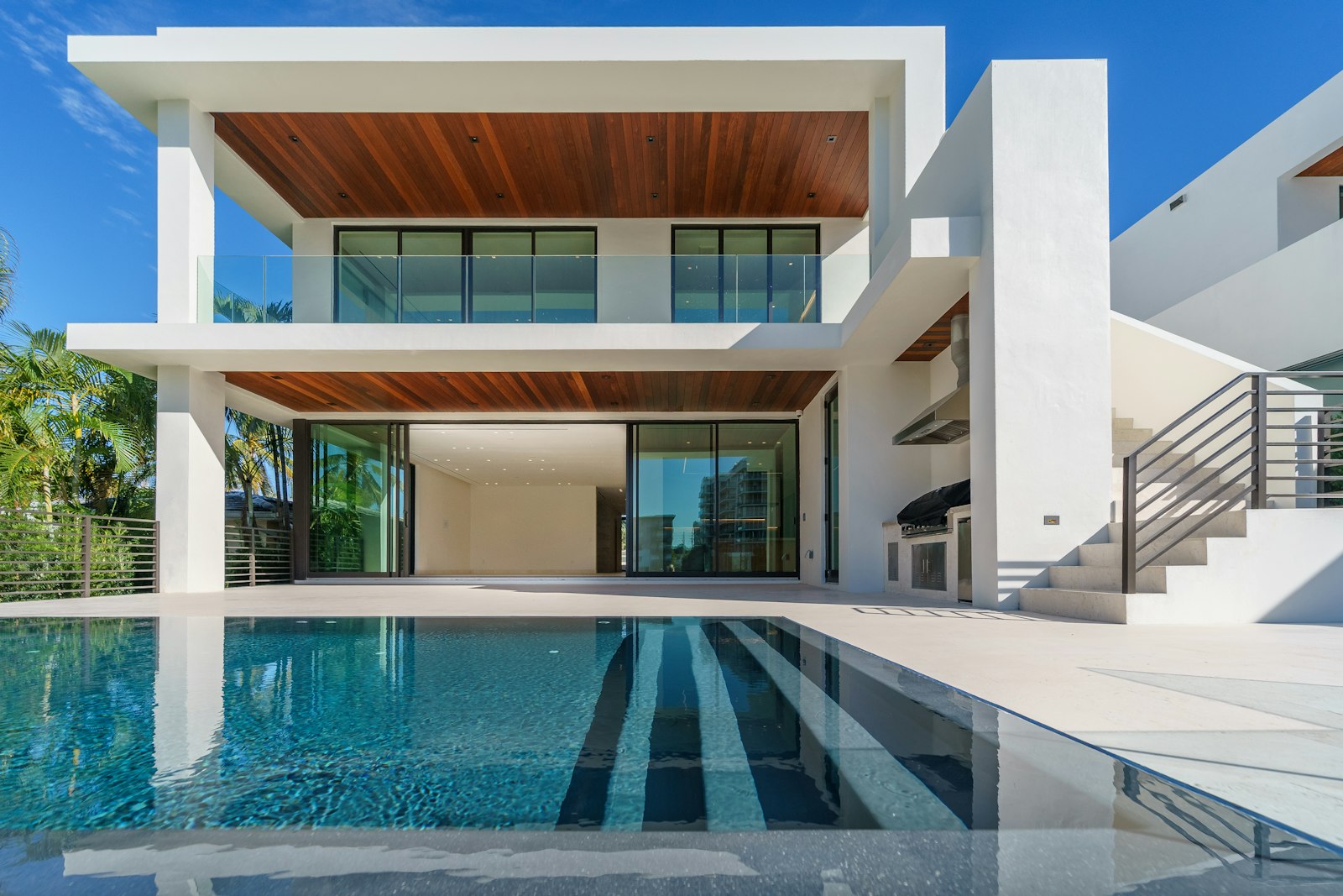 Vivienda contemporánea con jardín y piscina